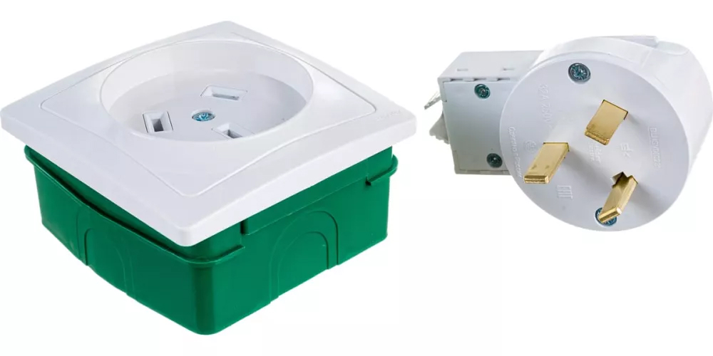 Комплект силовой Systeme Electric BLNSK розетка и вилка с монтажной коробкой, цвет - бело-зеленый