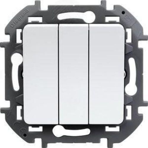 Выключатели трехклавишные Legrand INSPIRIA скрытой установки, номинальный ток - 10 А, степень защиты IP20