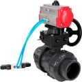 Изображение товара Кран шаровой DN.ru BV4242E-FP-GRM-ISO Дн20 Ру10 полнопроходной, корпус - НПВХ, шар - НПВХ, уплотнение - EPDM, с пневмоприводом PA-DA-052, пневмораспределителем 4V320-10 AC220V и ручным дублером MON1-250-T26-ISO