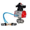 Изображение товара Кран шаровой DN.ru BV3232P(4pc)-SP-3WT-T-ISO-H WDVF Ду25 Ру63 стандартнопроходной, 3-ходовой Т-тип, внутренняя резьба, нержавеющая сталь AISI 316, PTFE, с пневмоприводом PA-DA-065, пневмораспределителем 4V320-08 AC220V и БКВ APL-210N