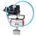 Кран шаровой DN.ru BV3232P(2pc)-FP-T-ISO-H Ду15 Ру63, полнопроходной вн. резьба, нержавеющая сталь SS316, уплотнение - PTFE, с пневмоприводом PA-SA-052 с возвратными пружинами и с электропневматическим поворотным позиционером YT-1000RSN с обратной связью